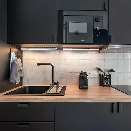 Renove Avec Balcon Pres Des Champs-elysees Daire Paris