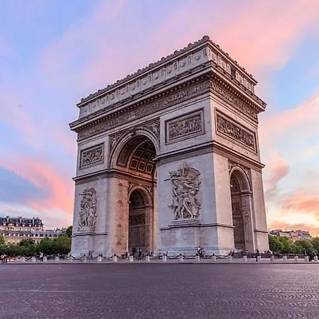 Renove Avec Balcon Pres Des Champs-elysees