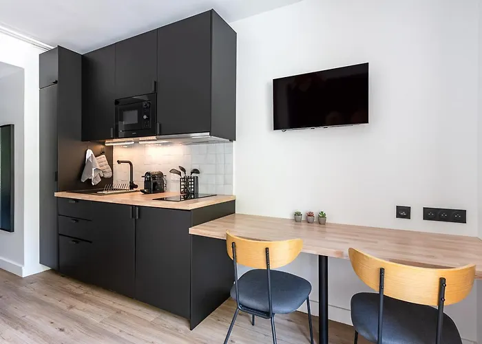 Appartement Rénové Avec Balcon Près Des Champs-elysées *