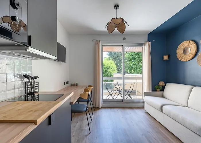 Rénové Avec Balcon Près Des Champs-elysées *