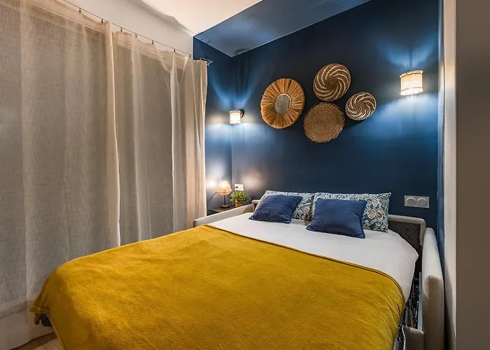 Appartement Rénové Avec Balcon Près Des Champs-elysées