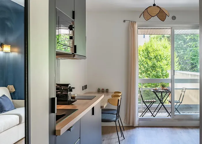 Appartement Rénové Avec Balcon Près Des Champs-elysées Paris