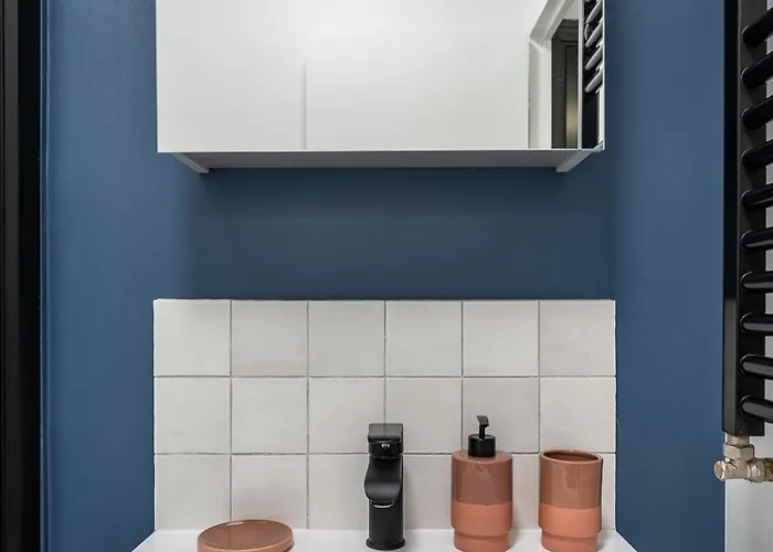 Rénové Avec Balcon Près Des Champs-elysées