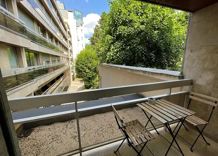 Rénové Avec Balcon Près Des Champs-elysées * Paris